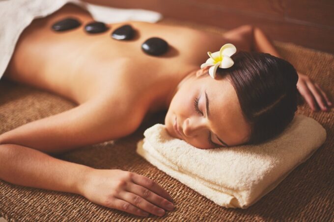 massage with hot stone